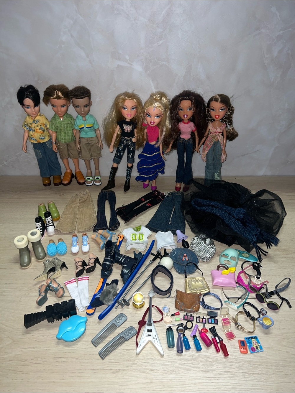 Huge Bratz Doll Lot Boyz Girls Accessories Clothes Shoes Talking Chloe MGA